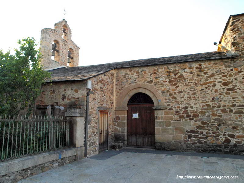LADO SUR DE LA NAVE Y PORTADA